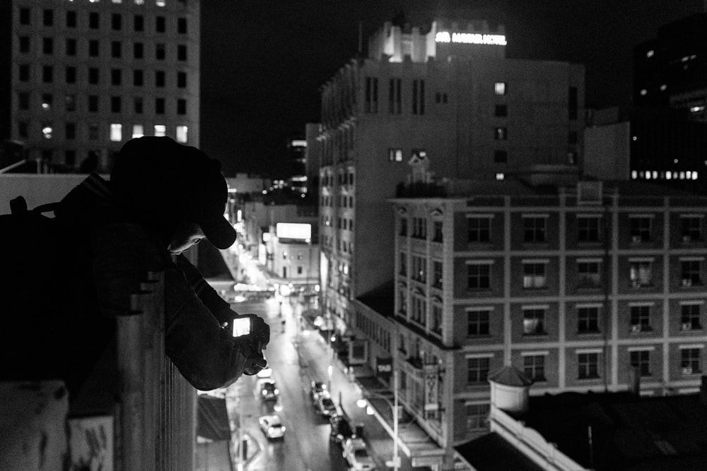 Une photo en noir et blanc d’une ville la nuit