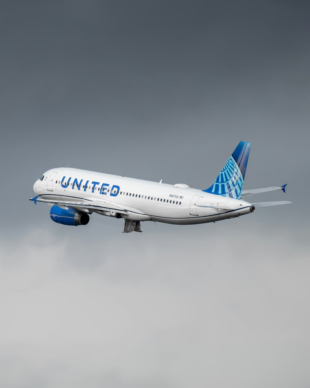 Un aereo United Airlines che vola nel cielo