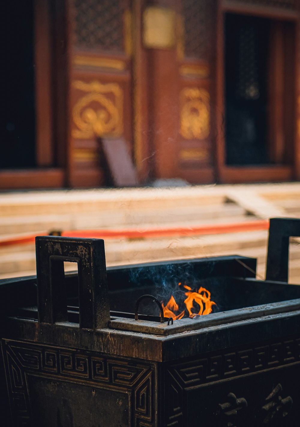 a fire pit sitting in front of a building