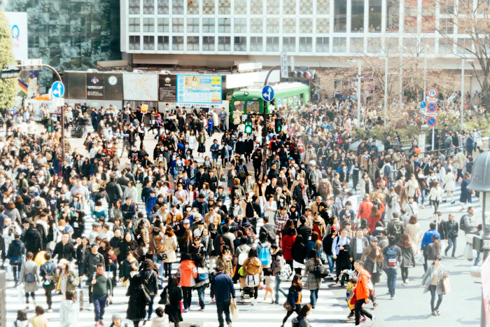 Multidão de pessoas caminhando em mobilização comunitária