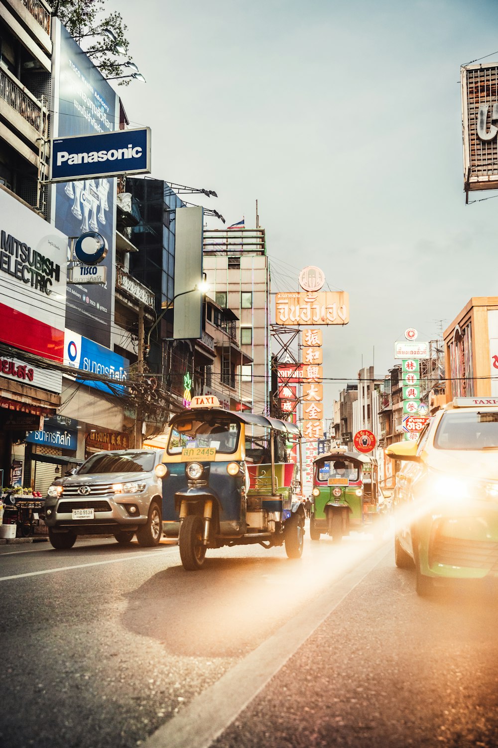 a city street filled with lots of traffic