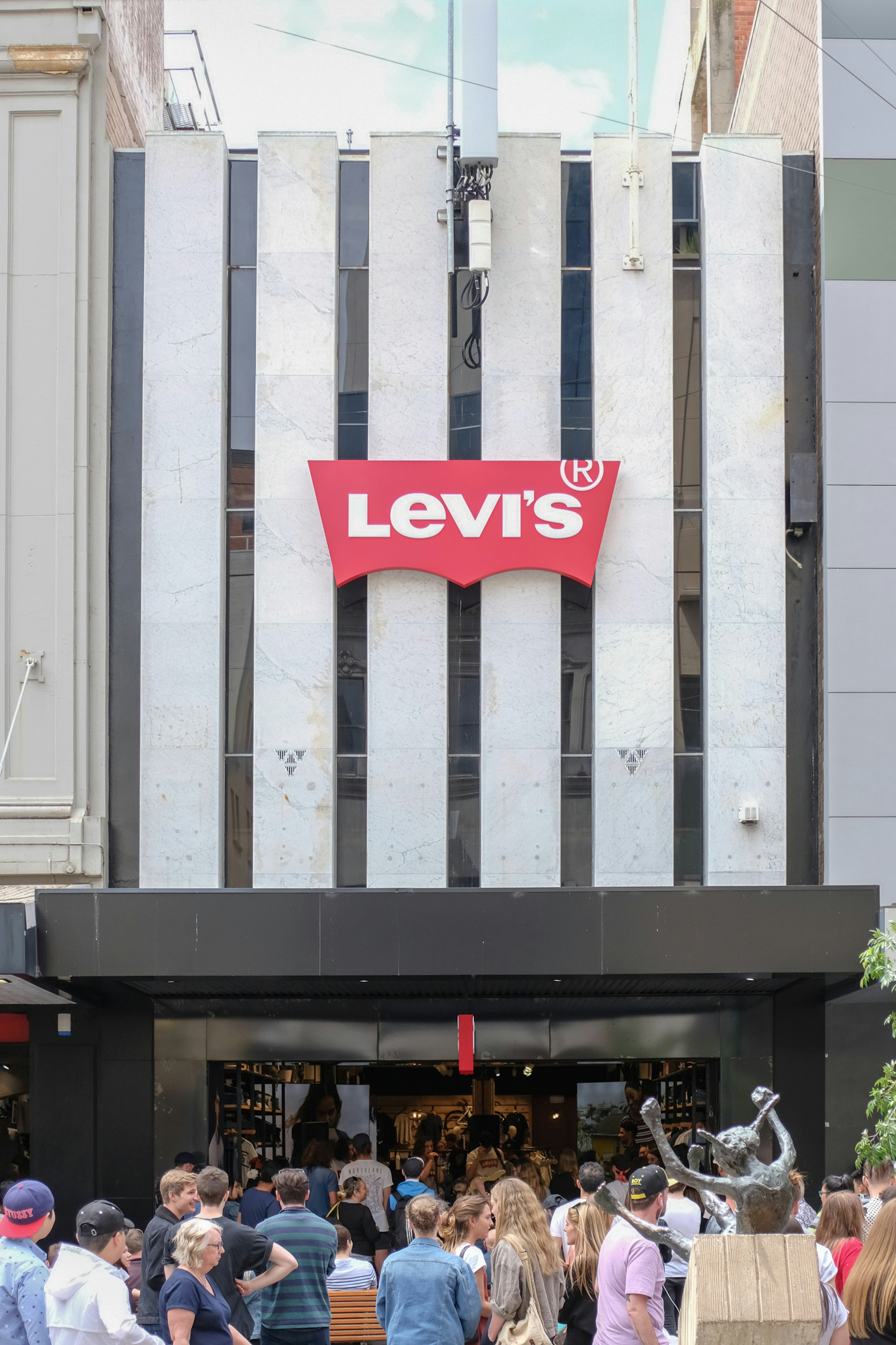 Uma multidão de pessoas do lado de fora de uma loja da Levi's