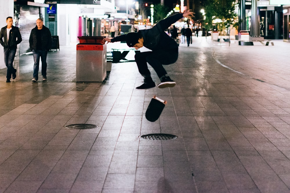 Un uomo sta facendo un trucco su uno skateboard