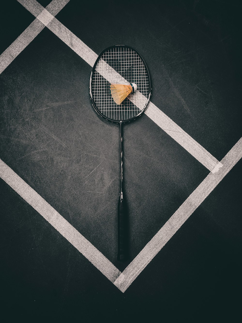 ein Tennisschläger mit einem Stück Käse drauf