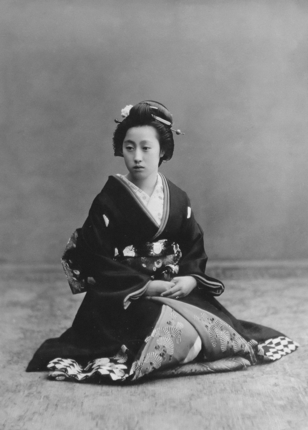 an old photo of a woman in a kimono