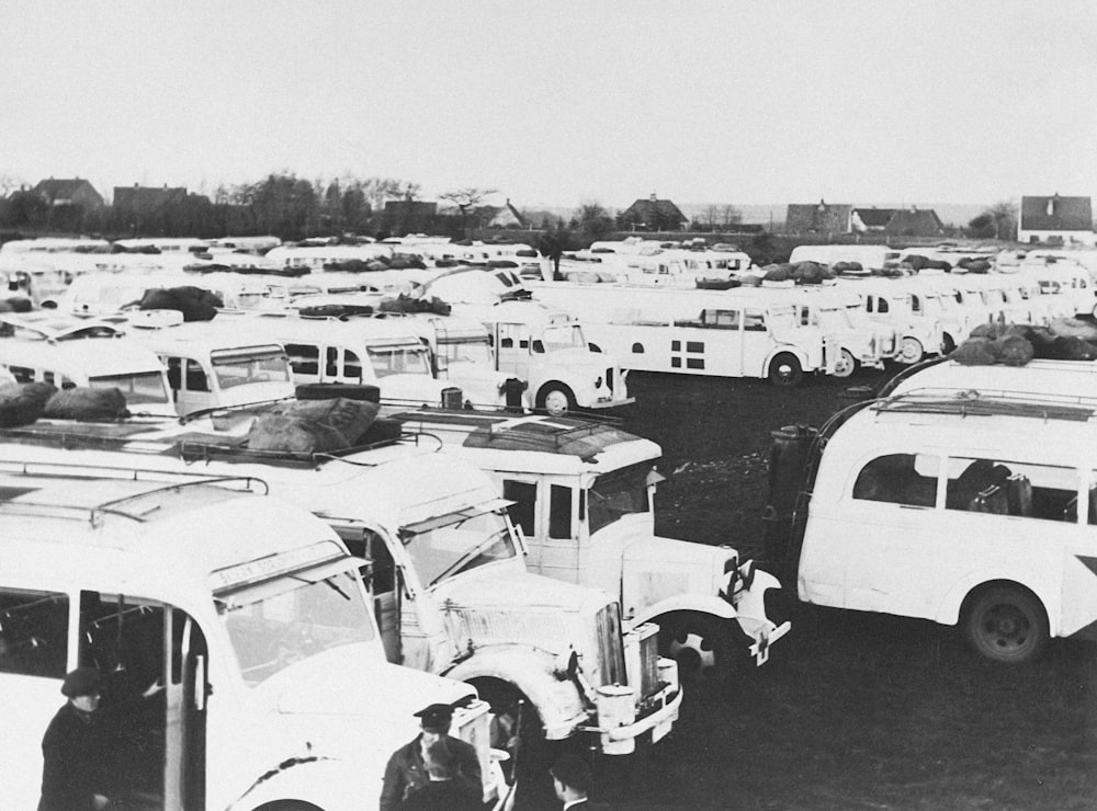 a black and white photo of a parking lot full of cars
