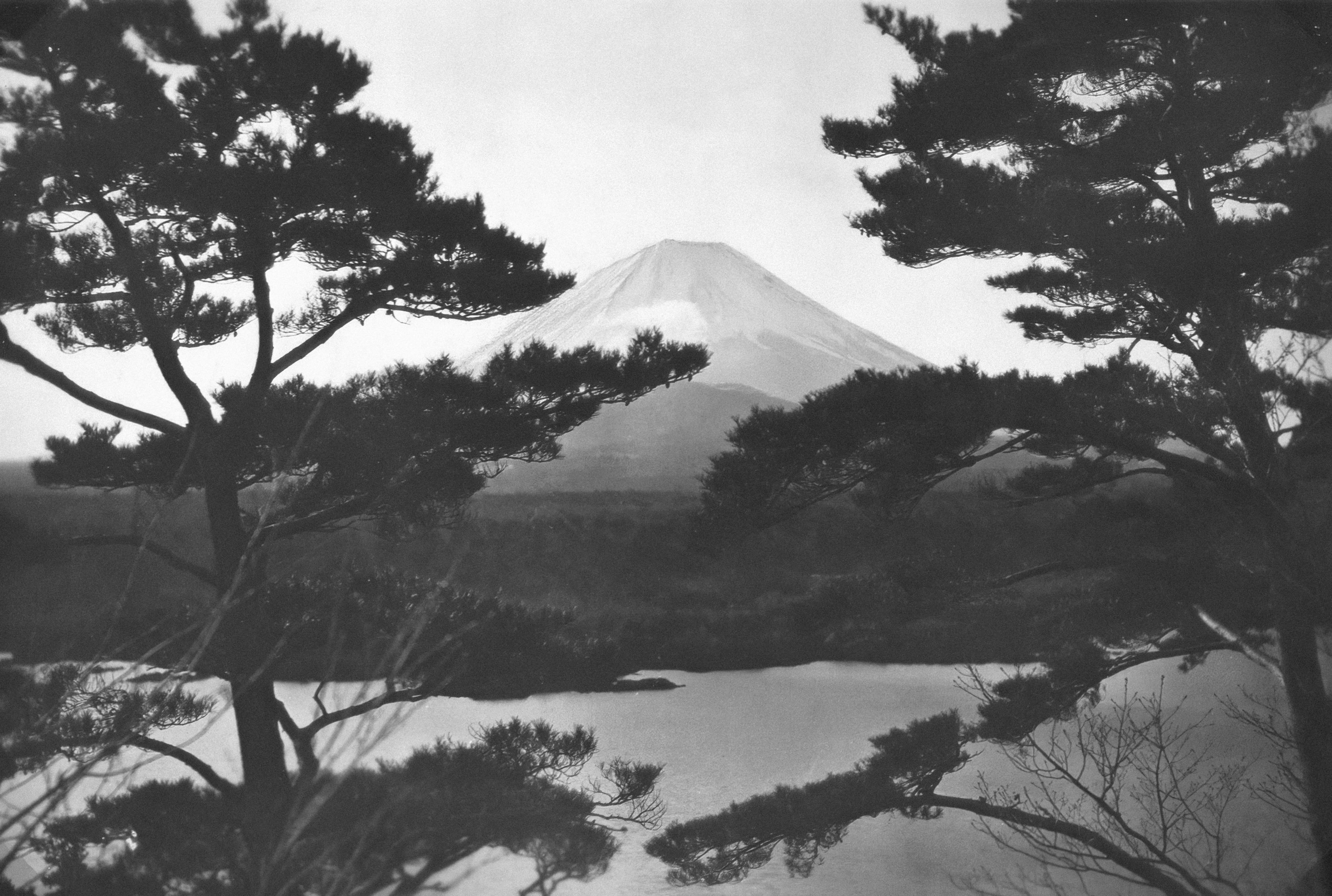 uma foto em preto e branco de uma montanha coberta de neve
