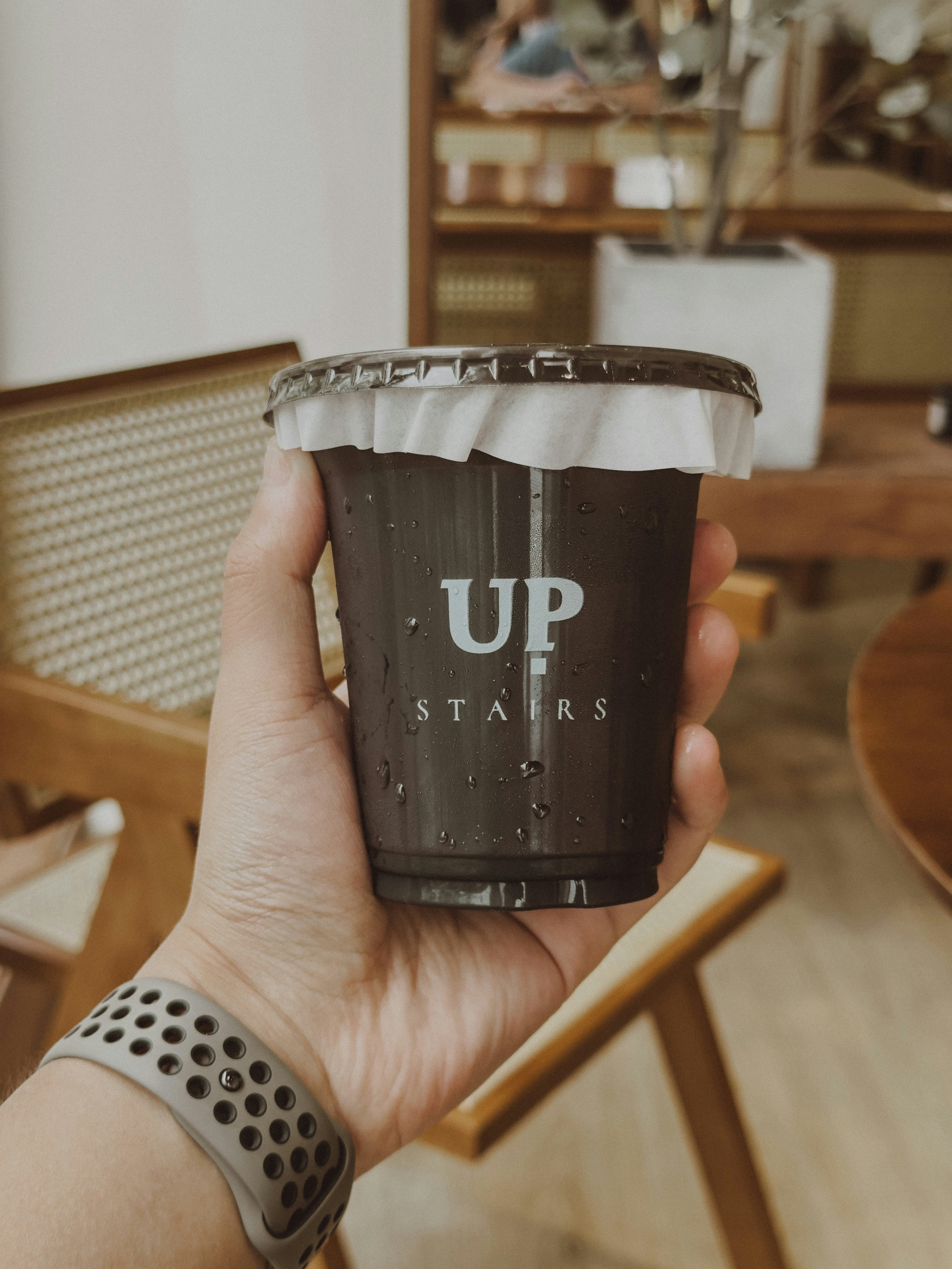 seseorang memegang secangkir kopi