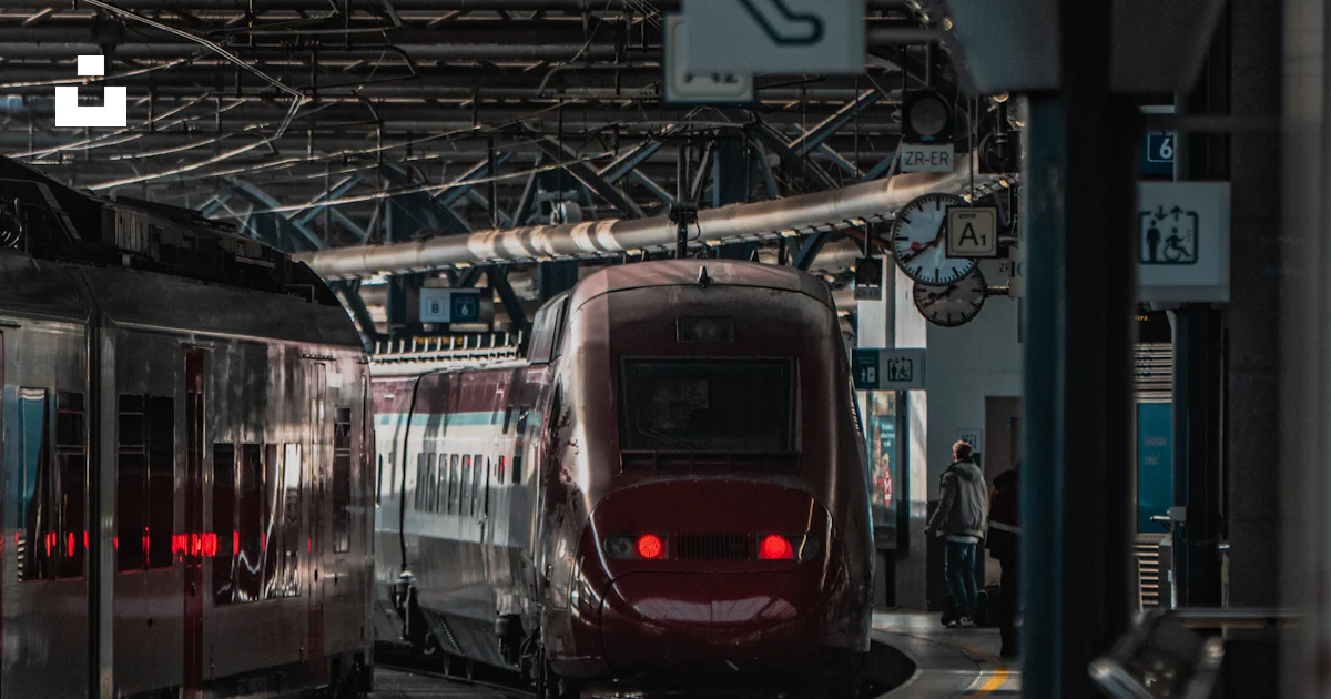 Deux trains sur les rails dans une gare photo – Photo La Belgique ...