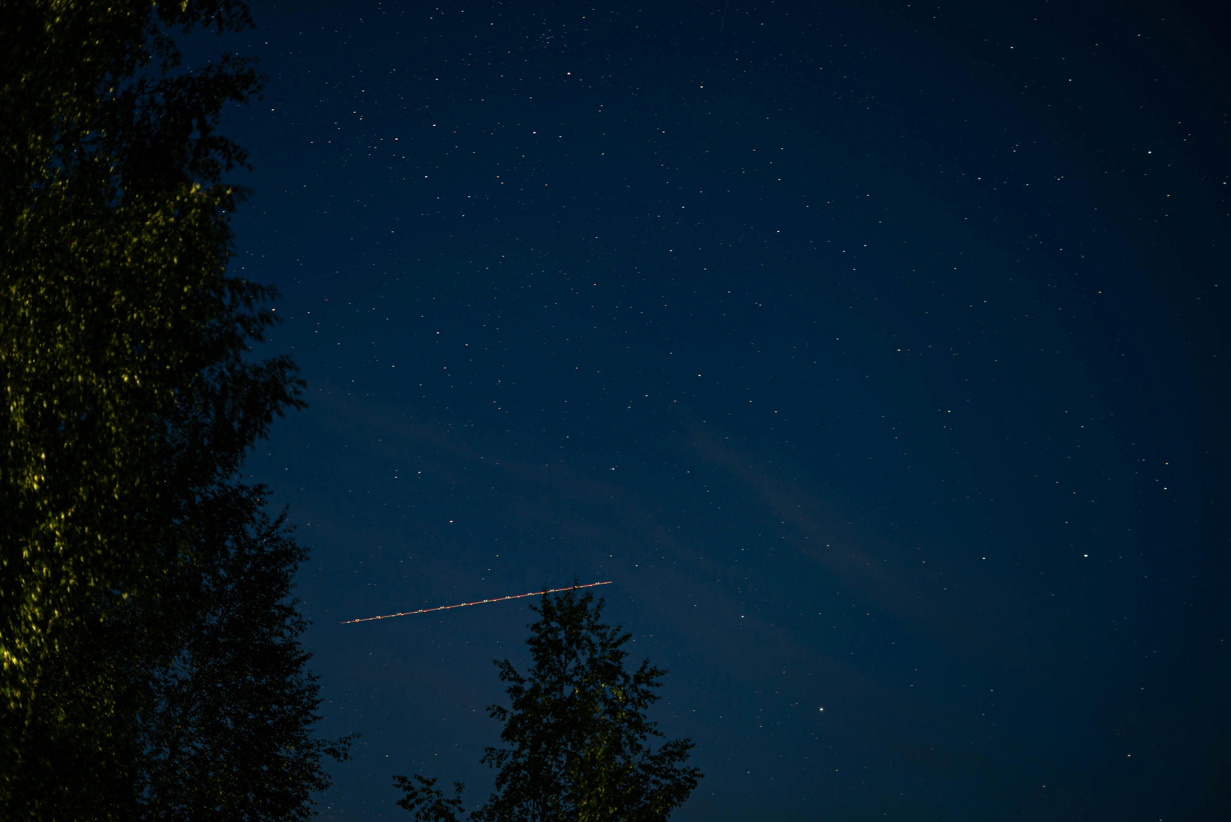 Cohete despegando de noche como metáfora visual del juego crash