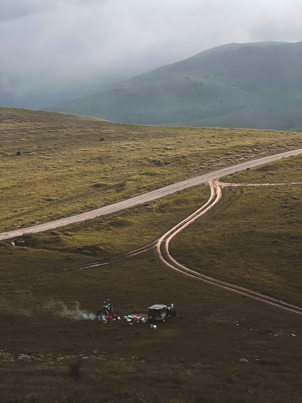 Un camion roulant sur un chemin de terre au milieu d’un champ