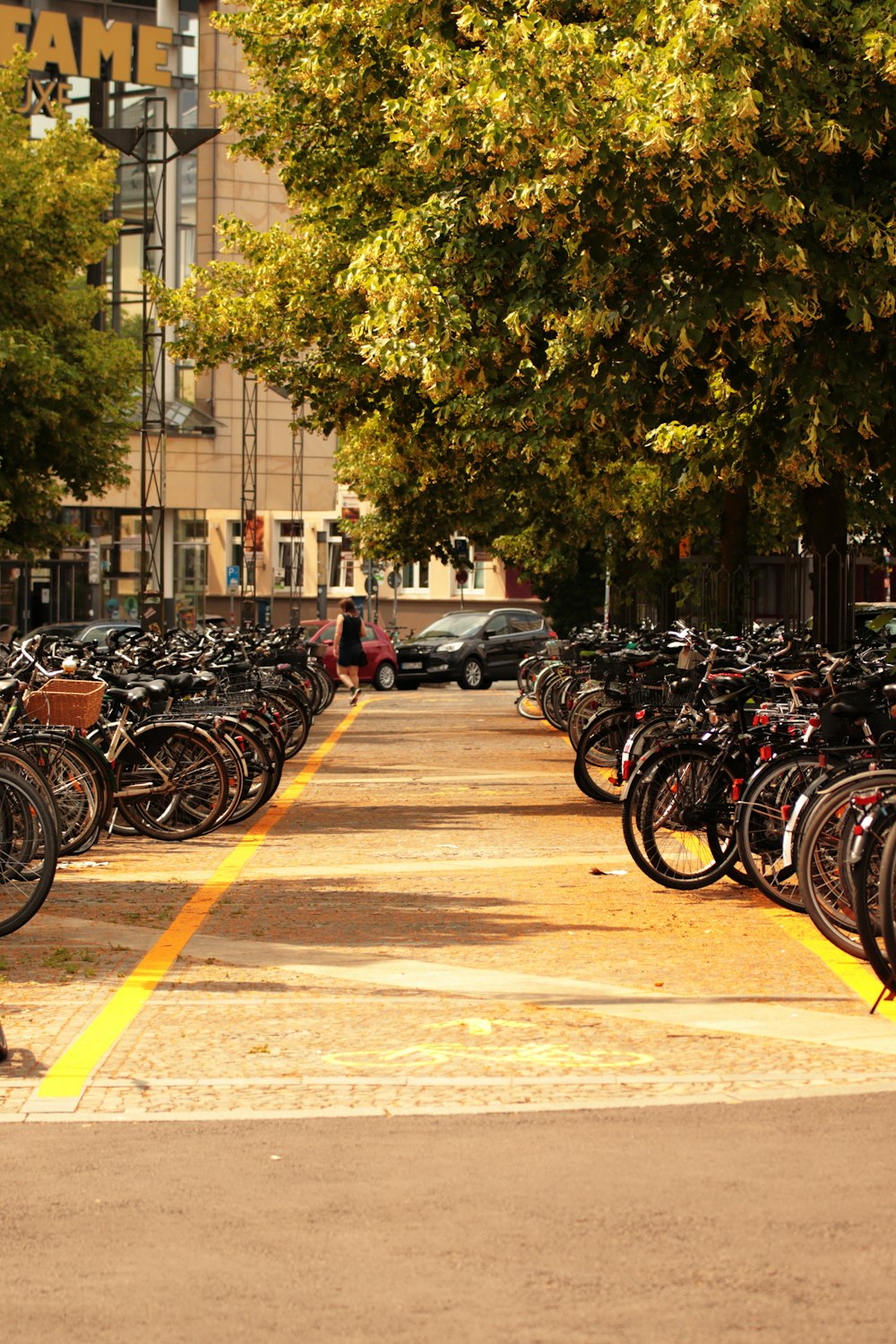 un mucchio di biciclette parcheggiate sul ciglio di una strada