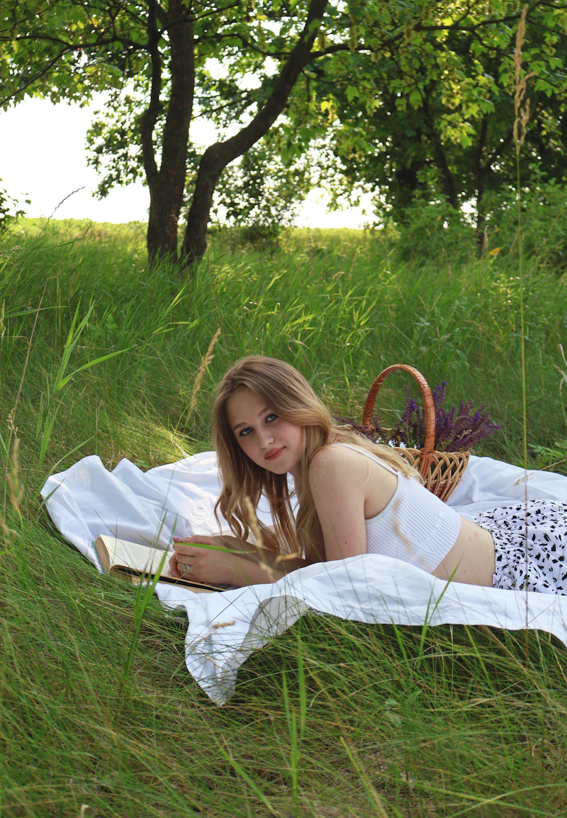Света с книгой на пледе