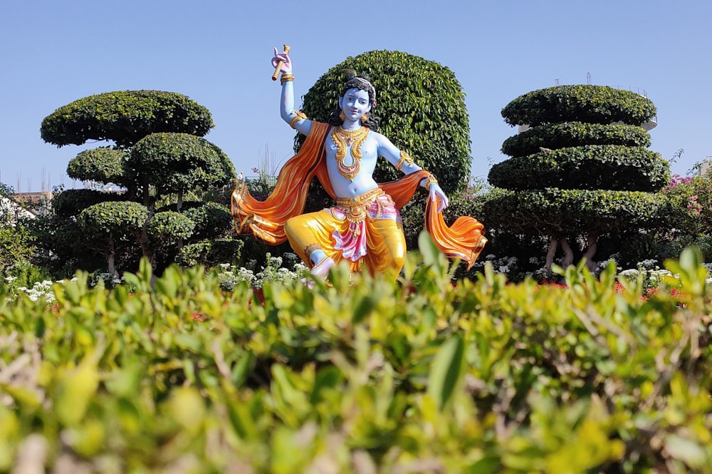 Una estatua de un dios hindú en un jardín