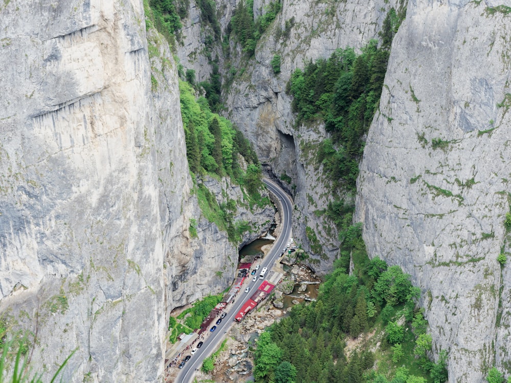 Ein Zug, der durch einen engen Bergtunnel fährt