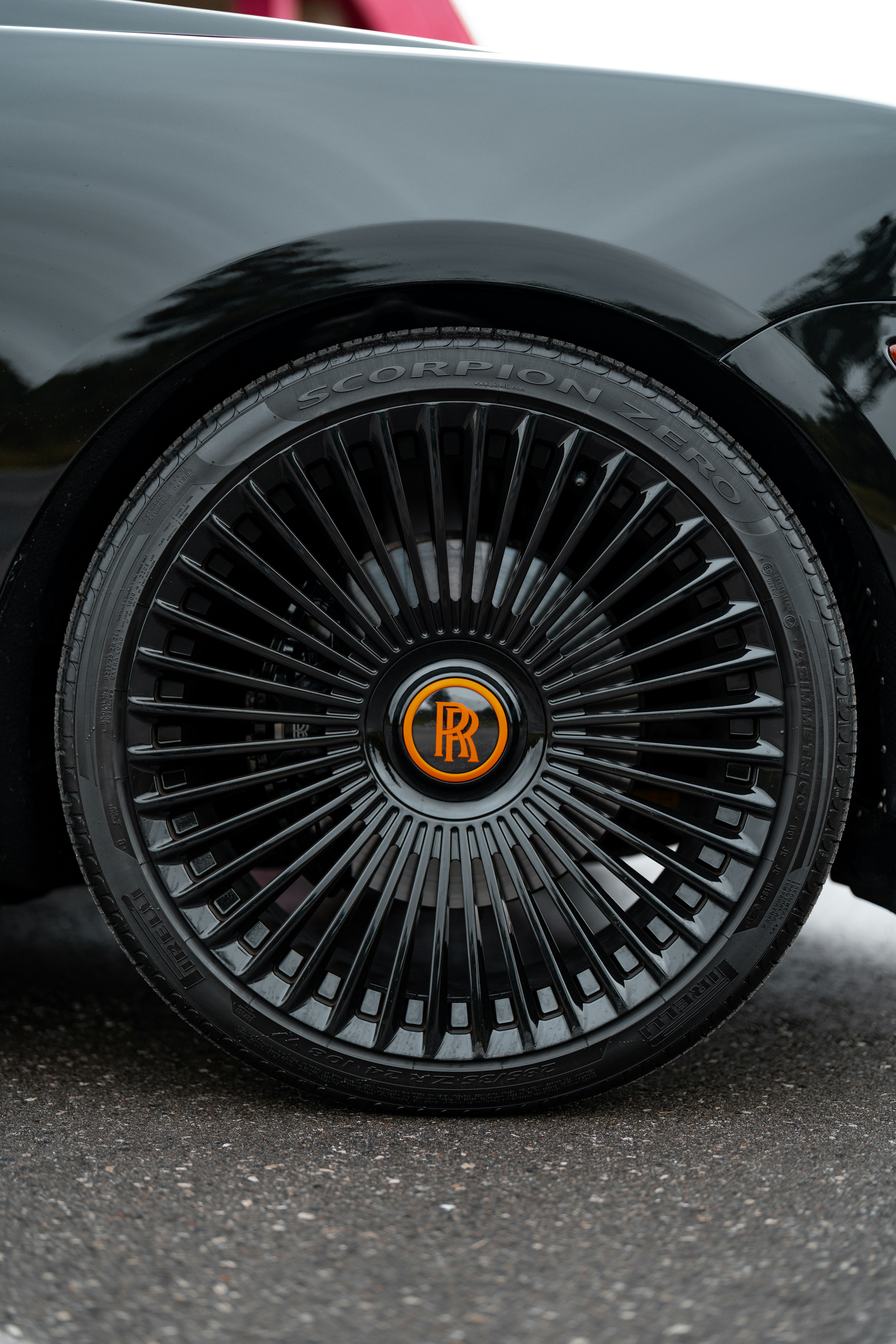 Un primo piano di uno pneumatico nero di un'auto sportiva