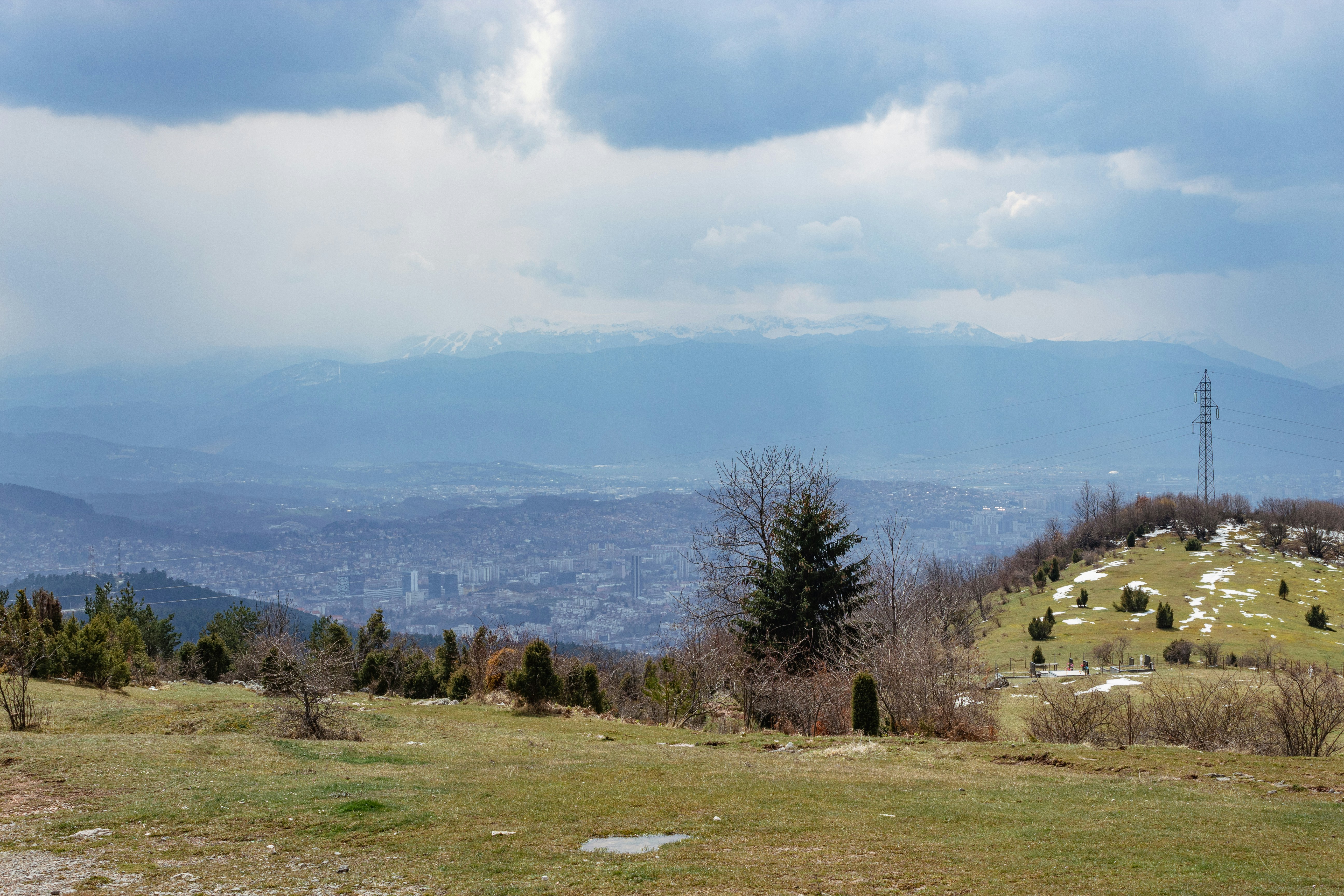 Une vue d’une ville depuis une colline
