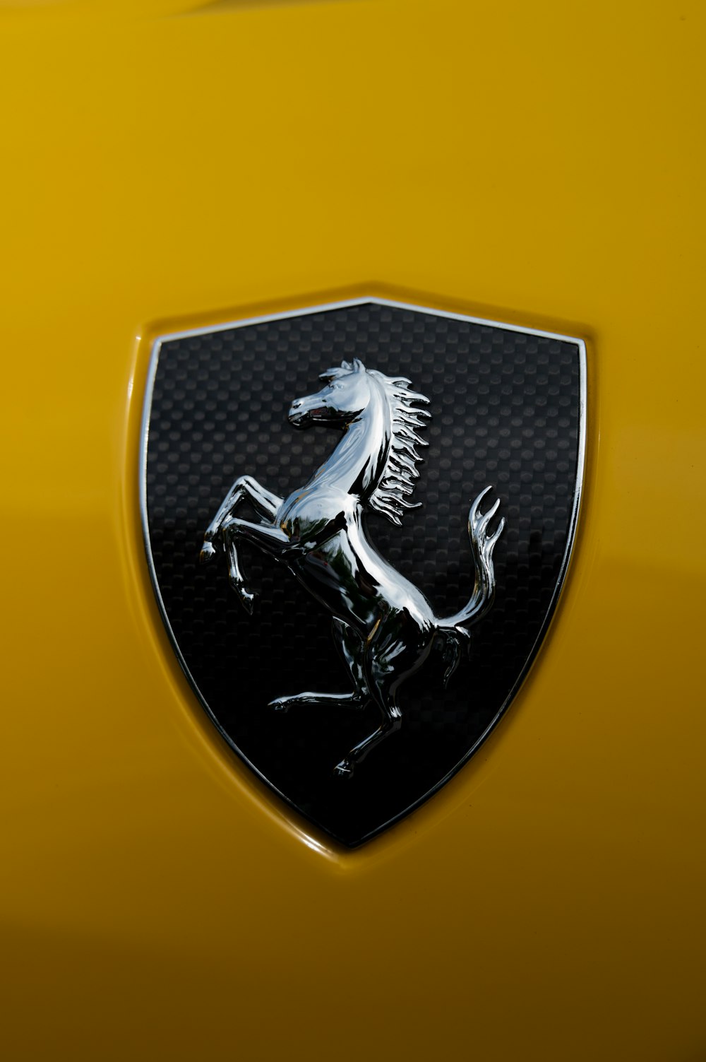 L'emblema sulla parte anteriore di un'auto sportiva gialla