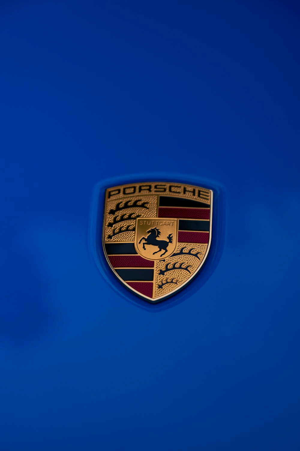 Un primo piano dell'emblema di un'auto su sfondo blu