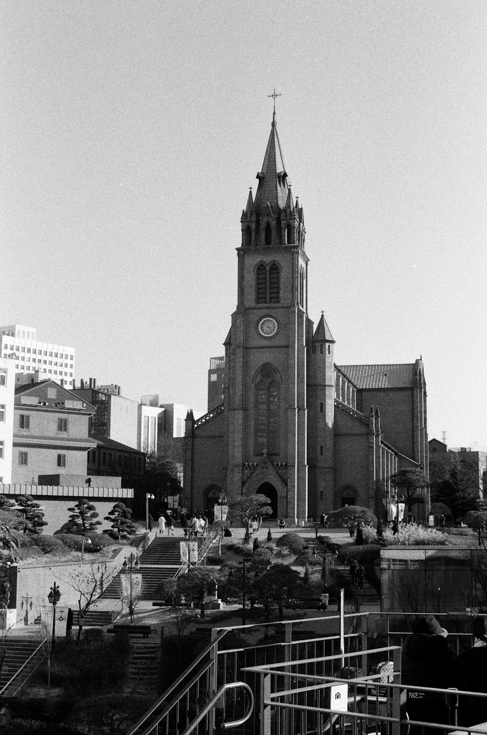 Une photo en noir et blanc d’une église