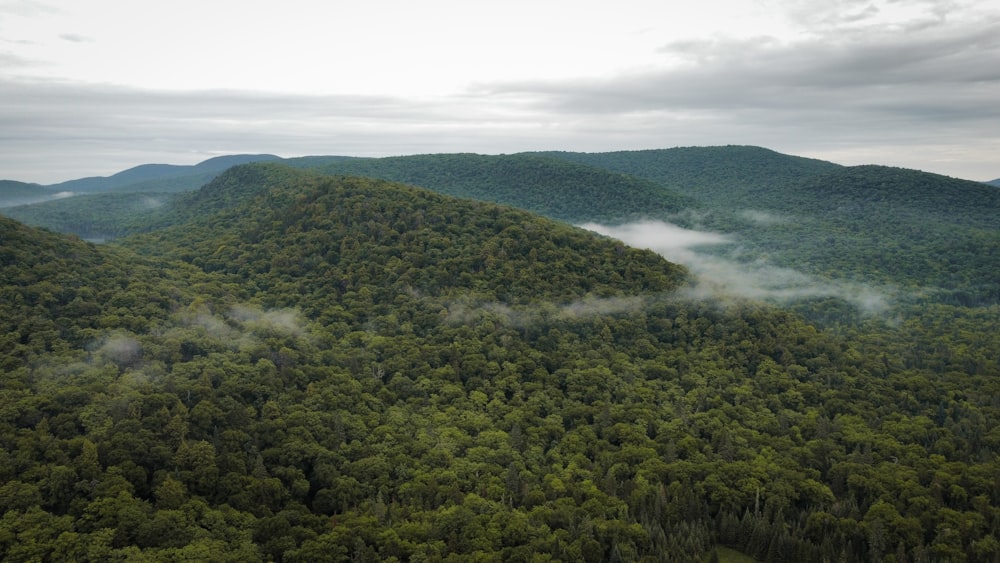 une vue d’une chaîne de montagnes couverte de brouillard