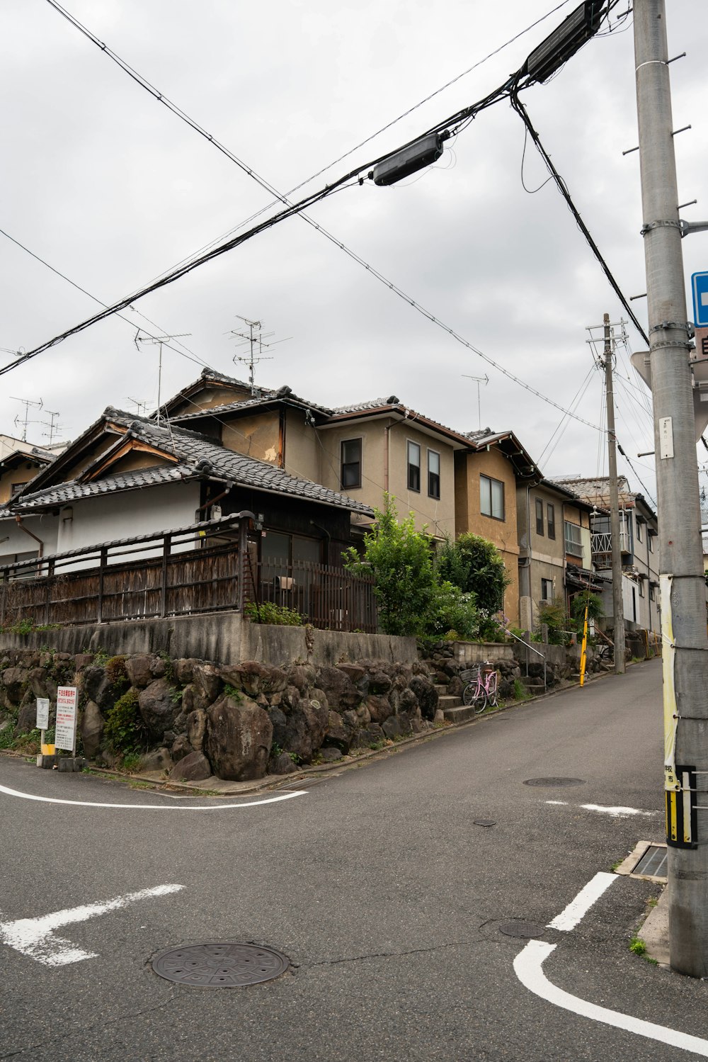 una esquina con una casa en la esquina