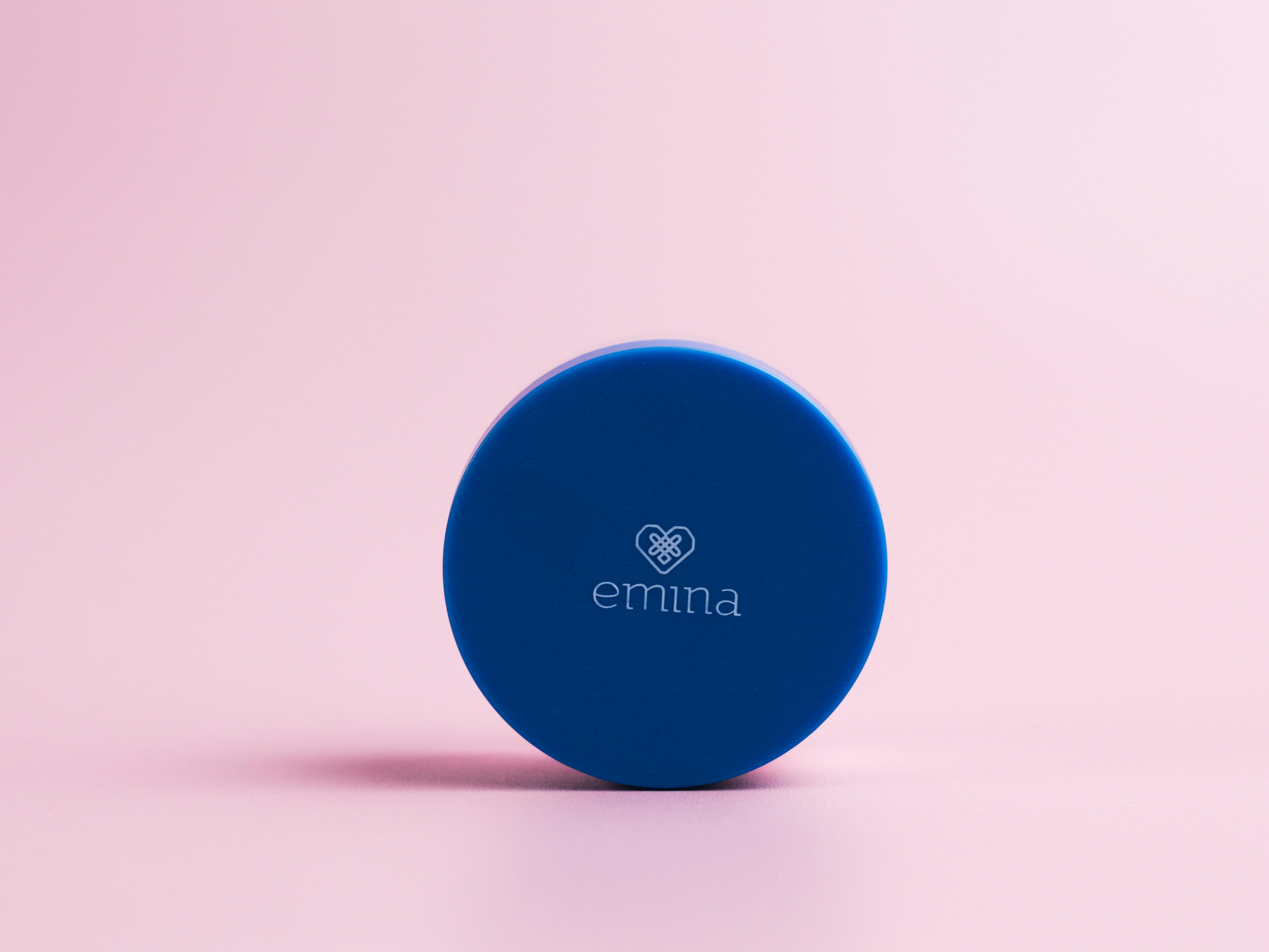 un frisbee blu con Emuna scritto su di esso