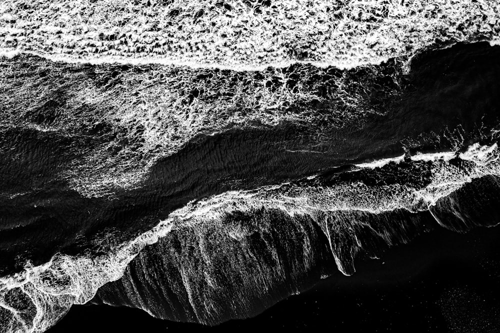 uma foto em preto e branco das ondas do mar