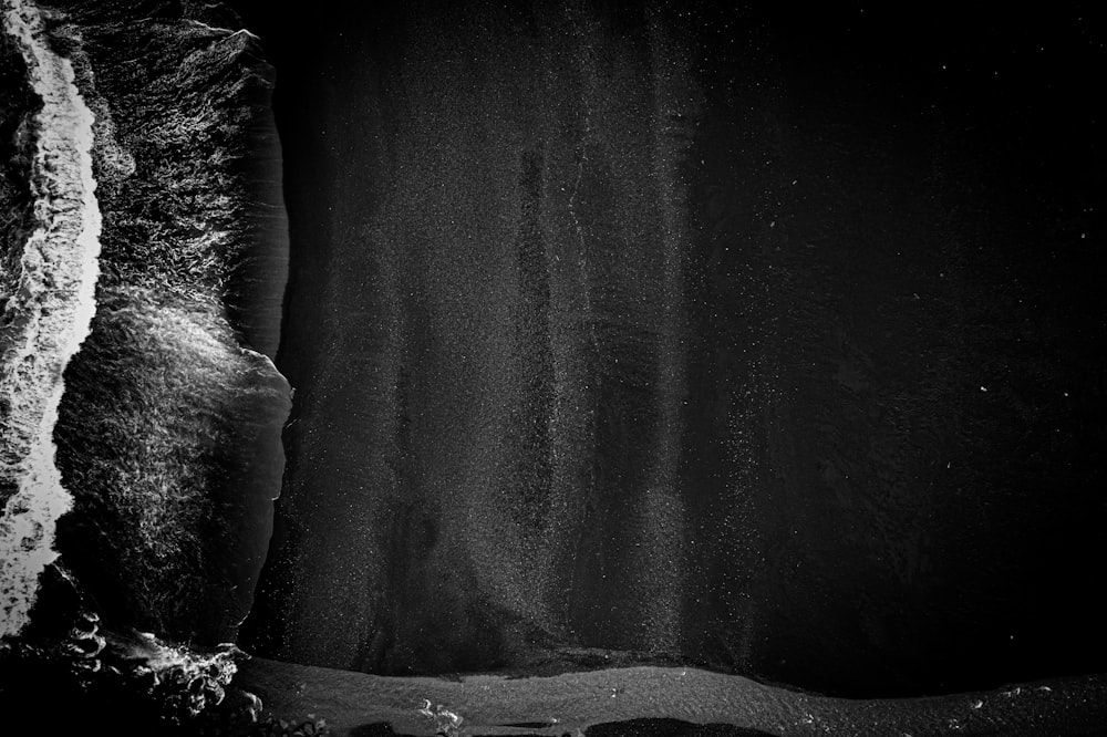 uma foto em preto e branco de uma cachoeira