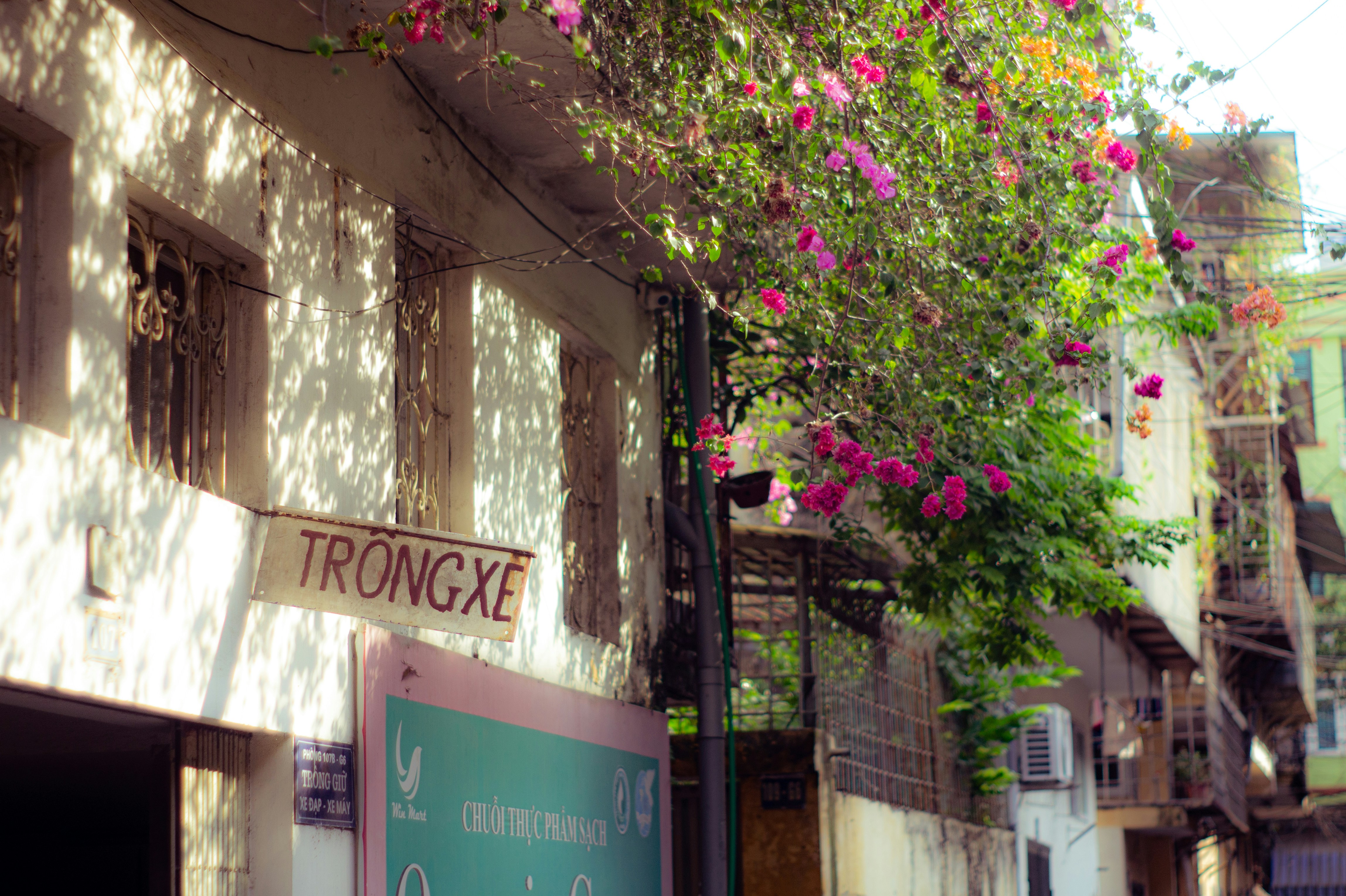 a street sign on the side of a building