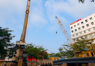 a crane that is standing next to a building