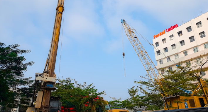 a crane that is standing next to a building