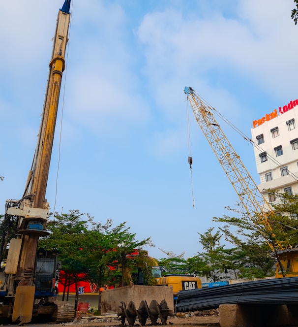 a crane that is standing next to a building