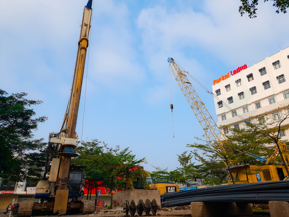 a crane that is standing next to a building