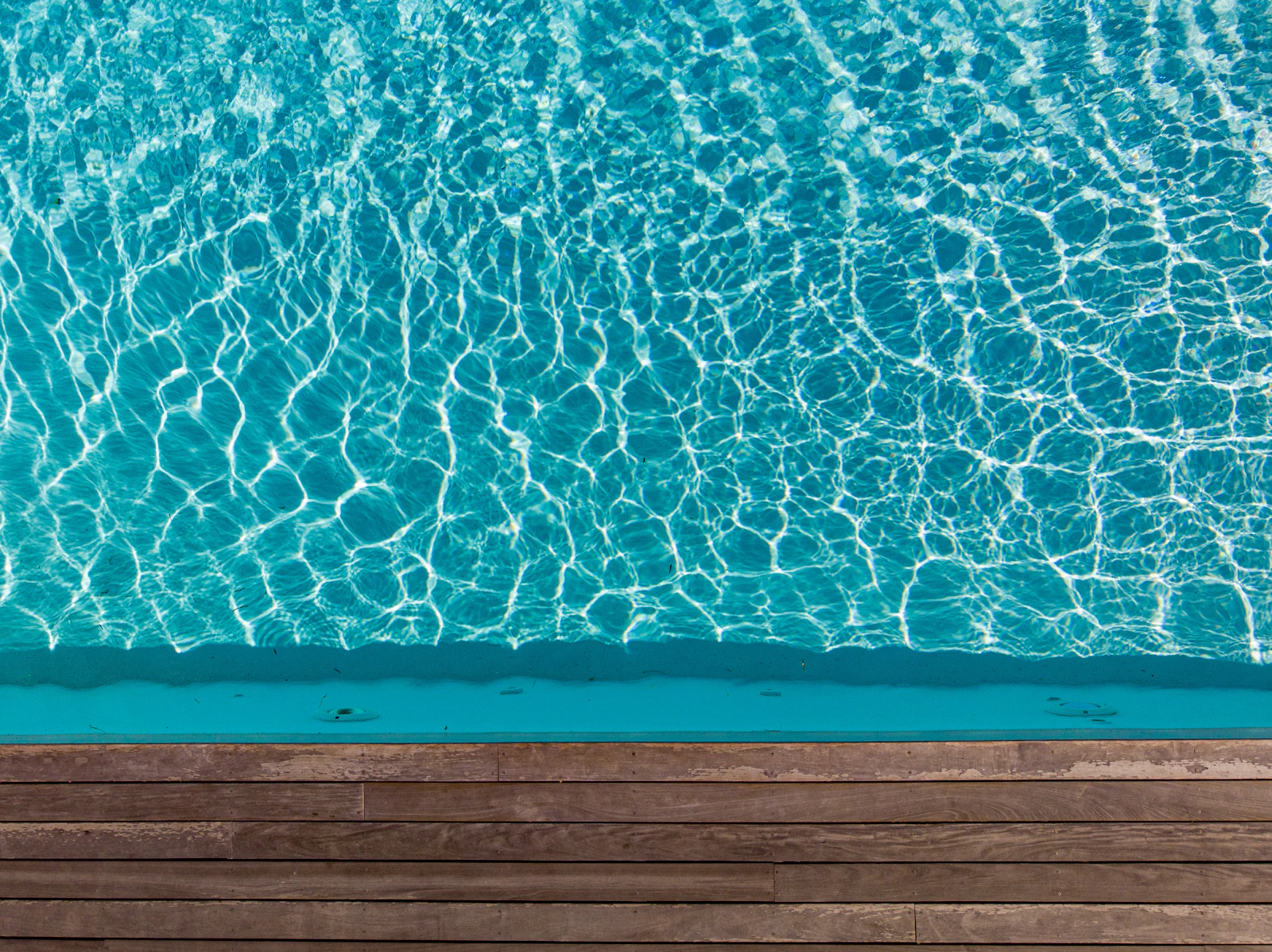 Terrasse de piscine en bois exotique IPÉ avec plage et coin détente