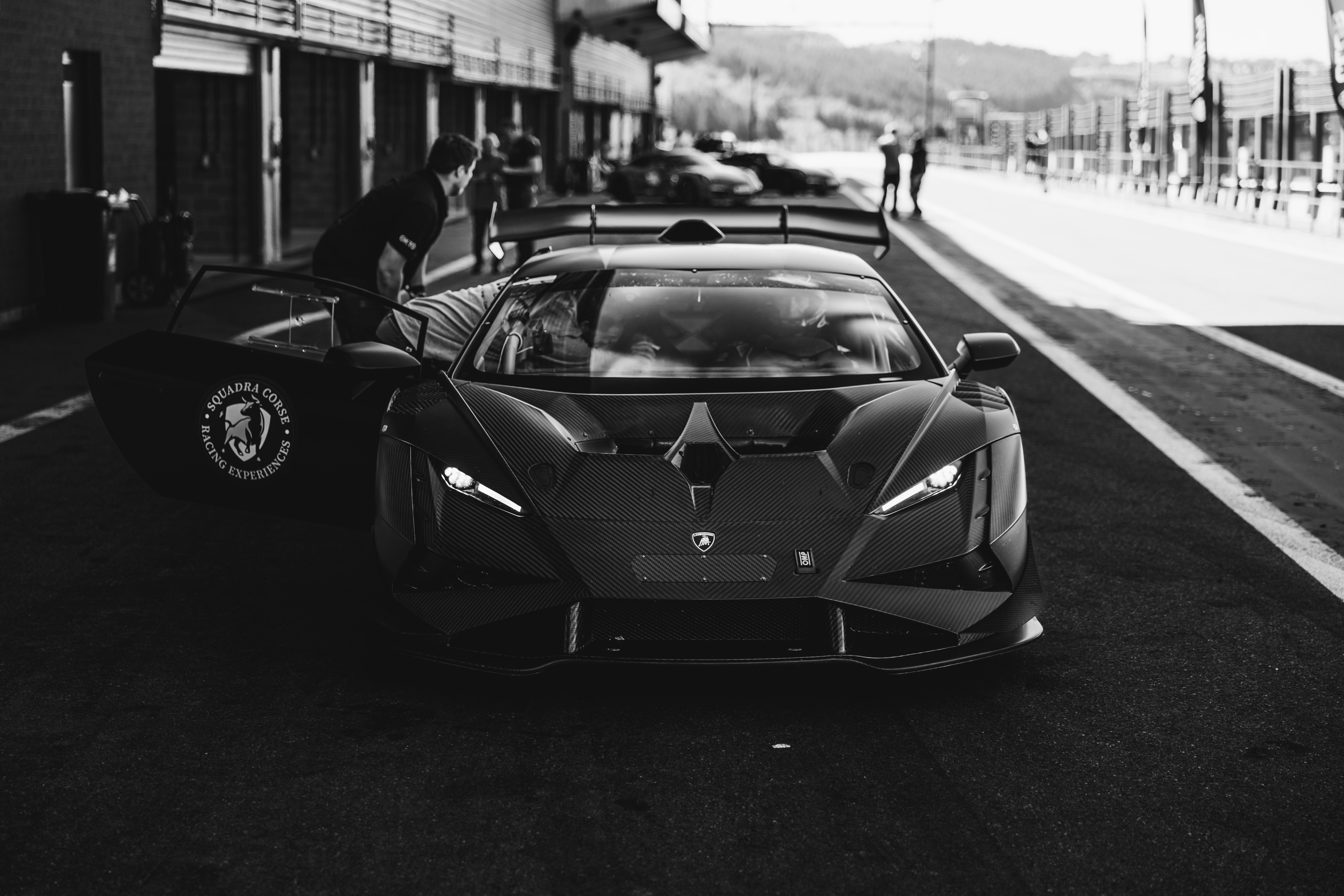 Une photo en noir et blanc d’une voiture de sport photo – Photo Adulte ...