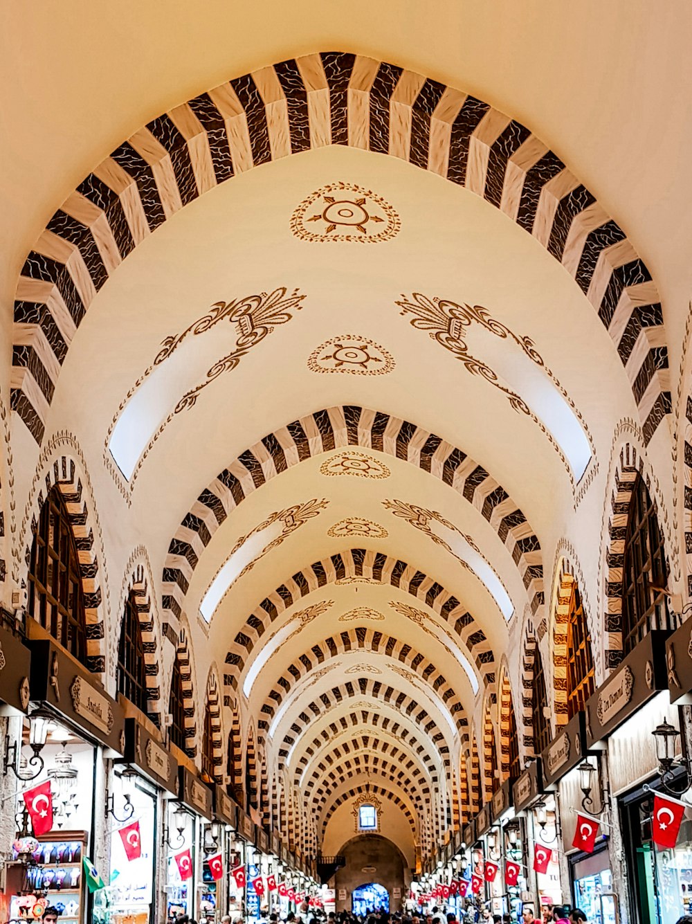 un edificio molto grande con un soffitto molto lungo