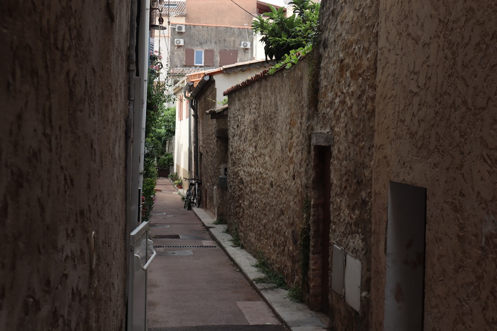 a narrow alley way with buildings in the background