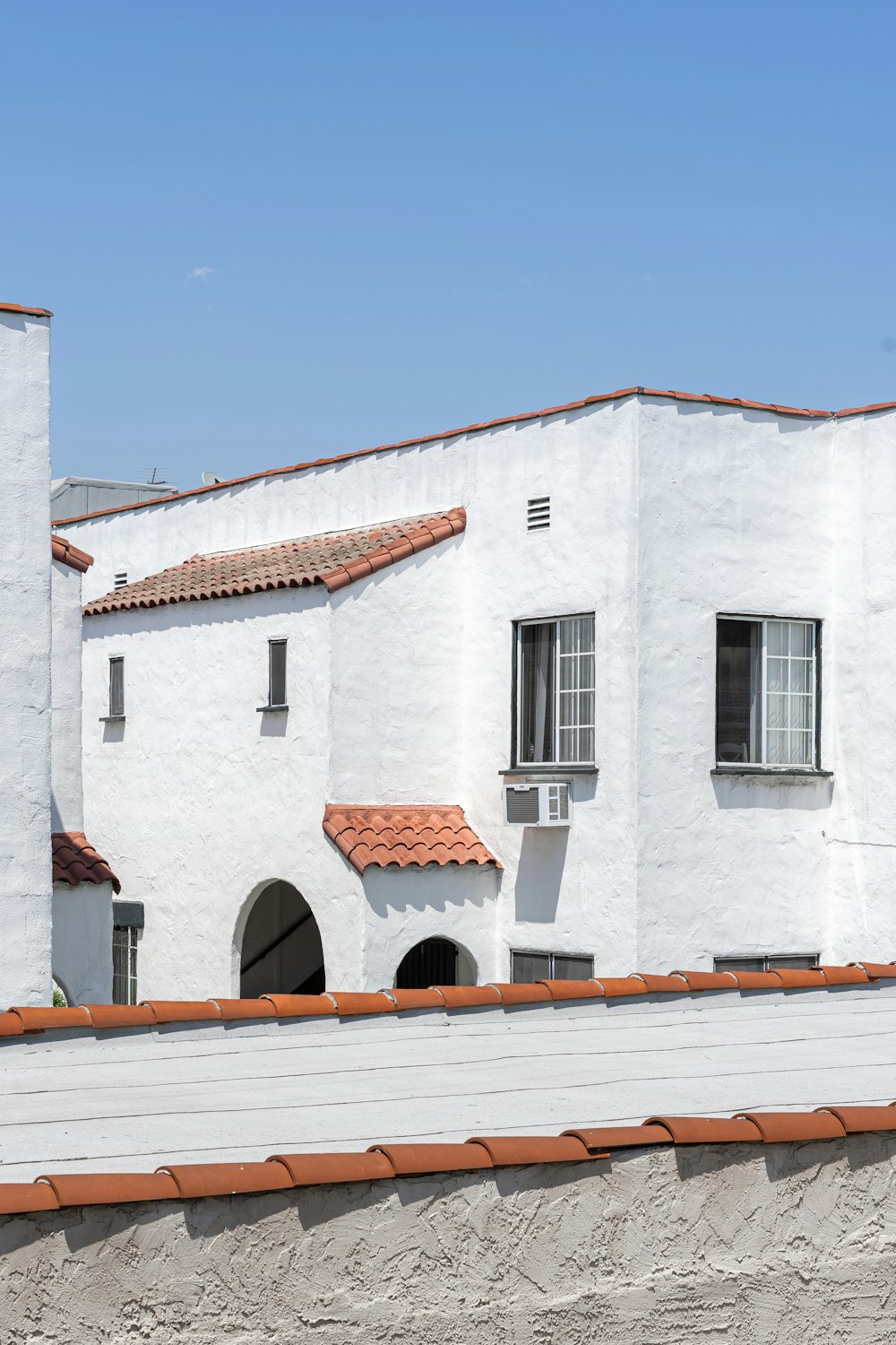 um edifício branco com um relógio na frente