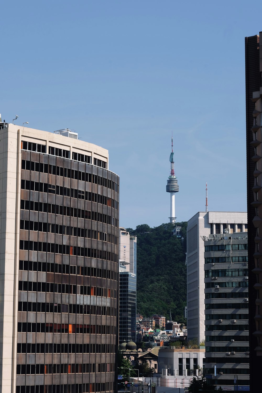 Una vista di una città con alti edifici e una torre della televisione sullo sfondo