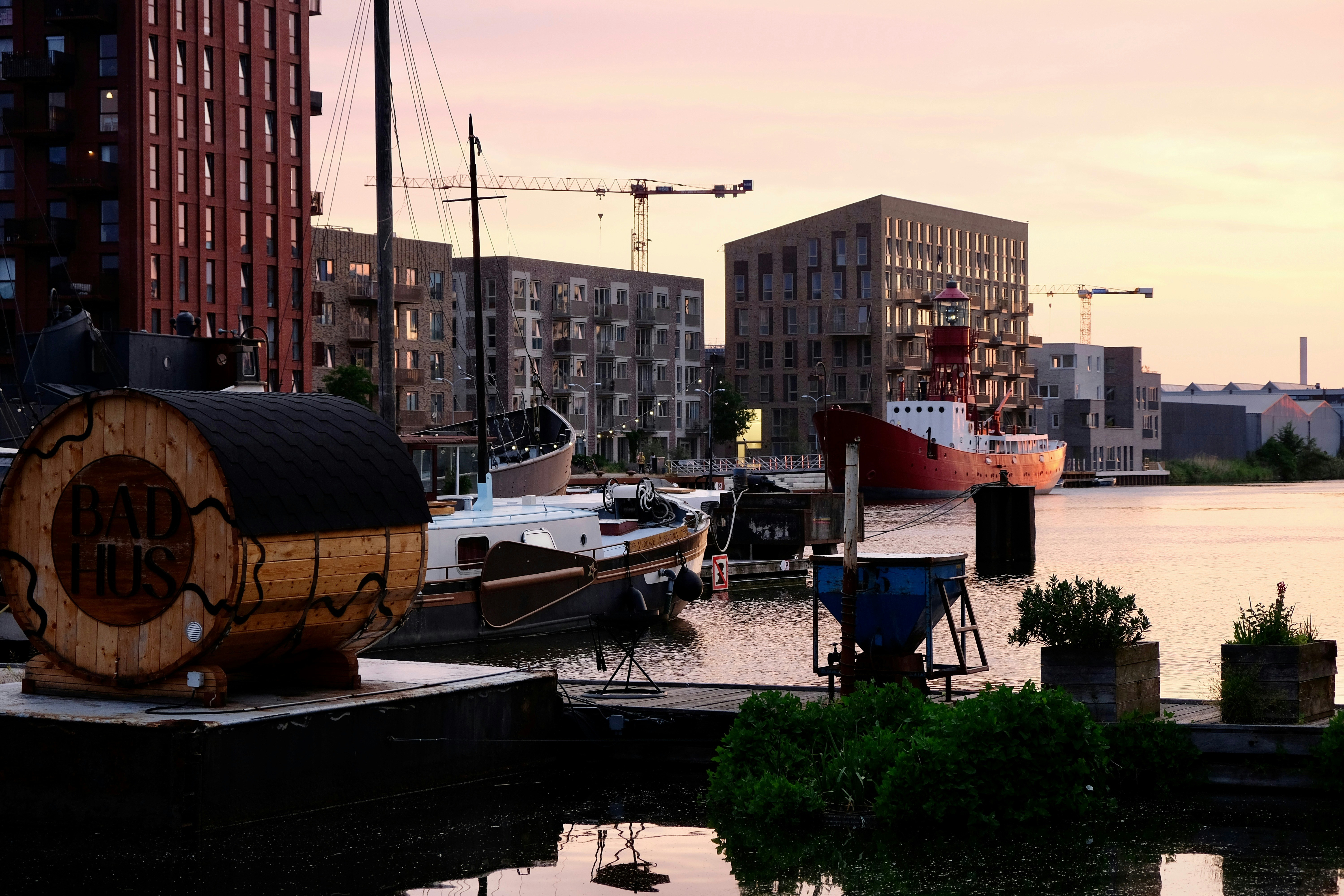 Ein Gewässer, das von hohen Gebäuden umgeben ist
