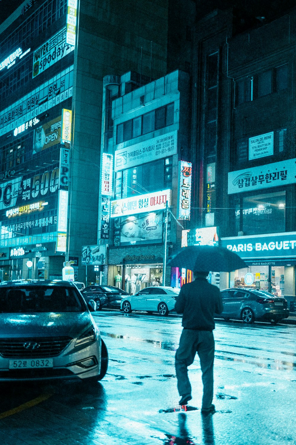 um homem andando por uma rua segurando um guarda-chuva