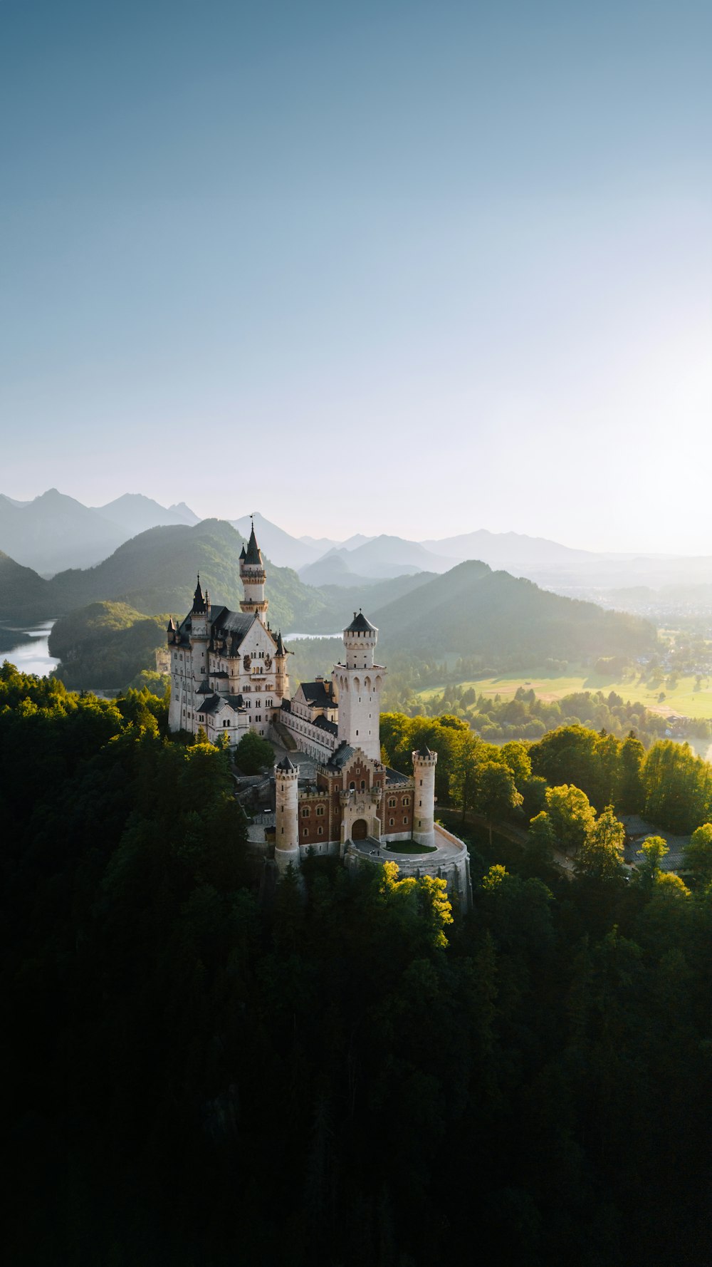 Vue aérienne d’un château au milieu d’une forêt