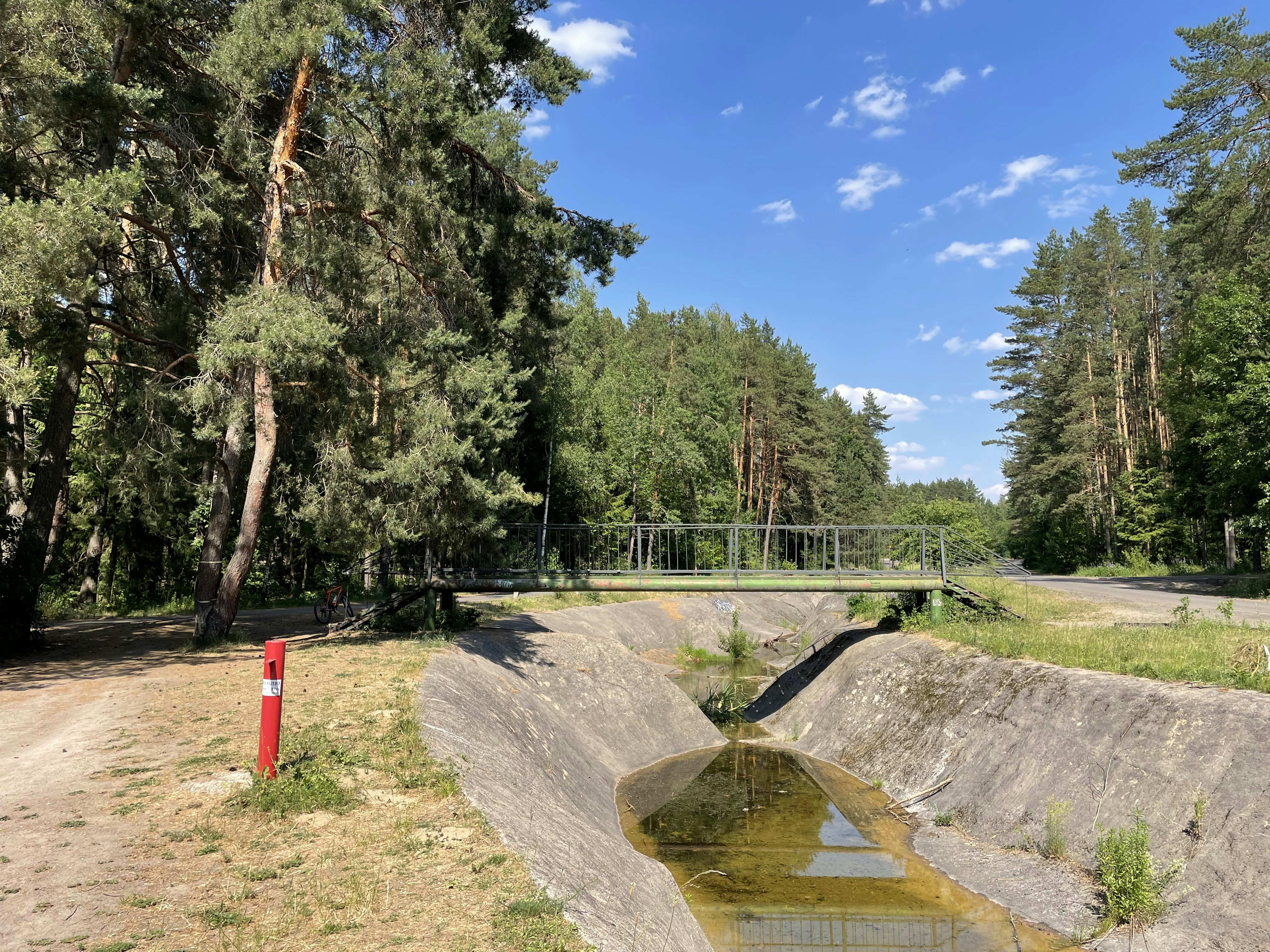 Foto zum Thema Ein kleiner Teich mitten auf einem Feldweg Kostenloses