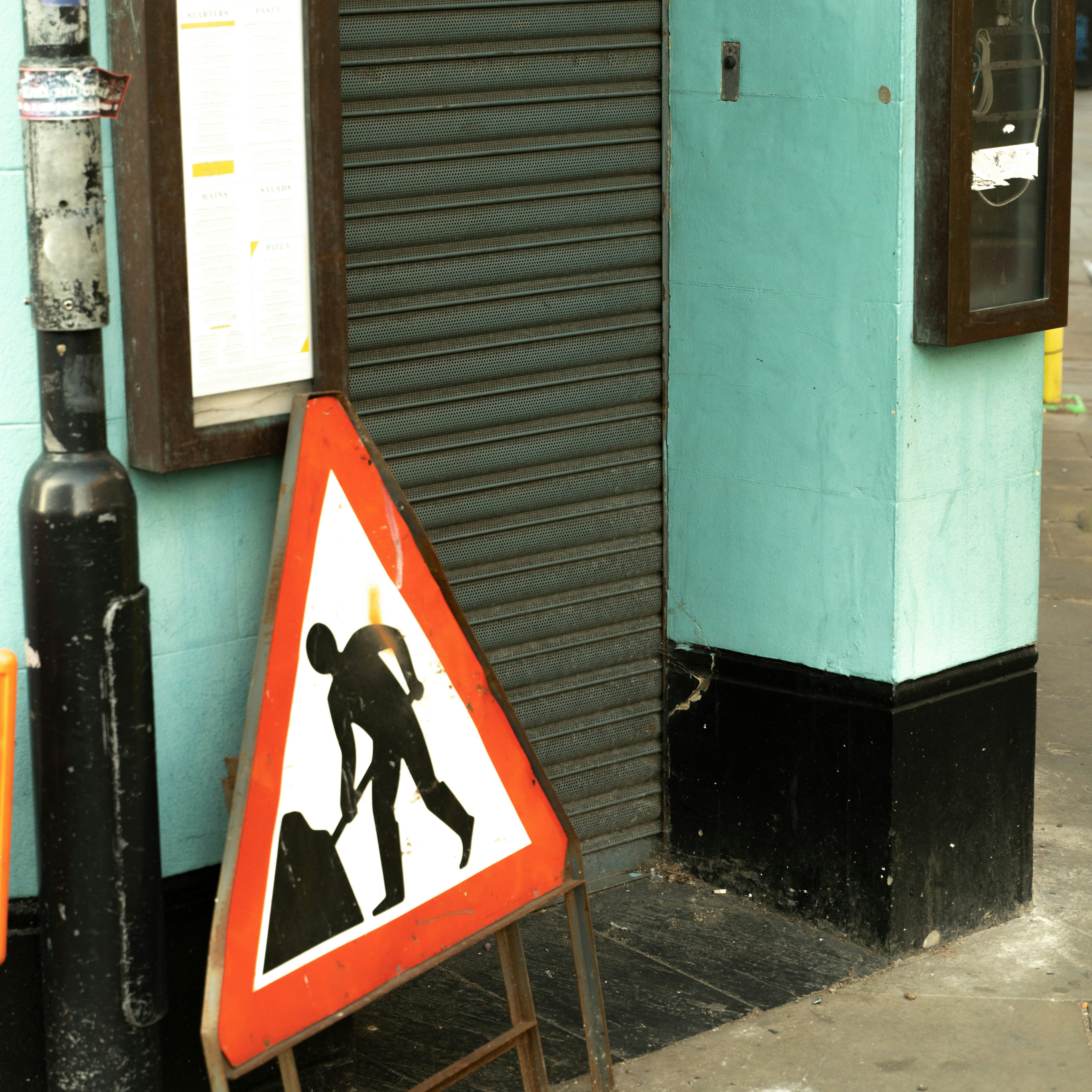 ein Schild, das sich an der Seite eines Gebäudes befindet
