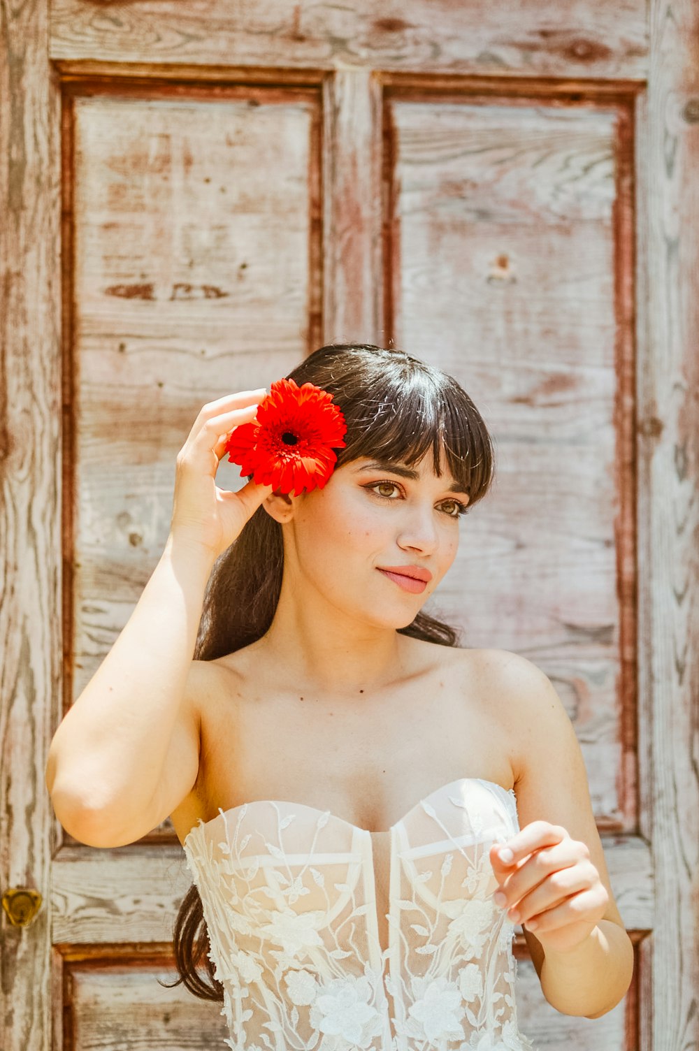 uma mulher com uma flor no cabelo