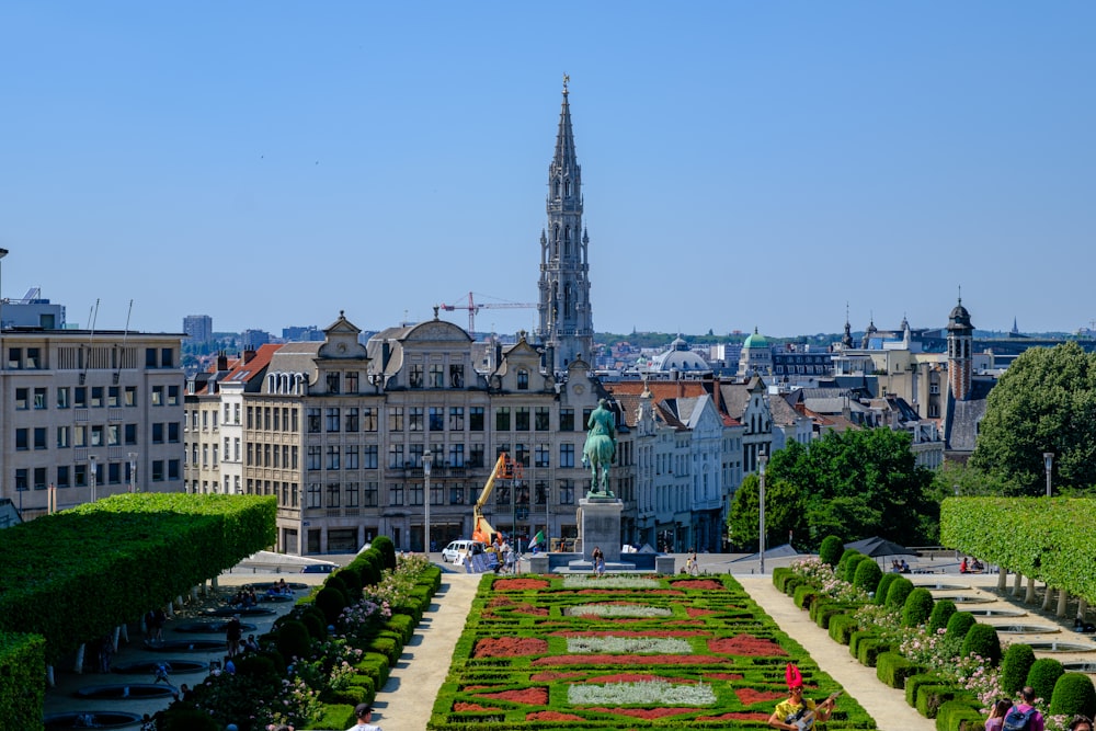 Blick auf eine Stadt von der Spitze eines Gebäudes