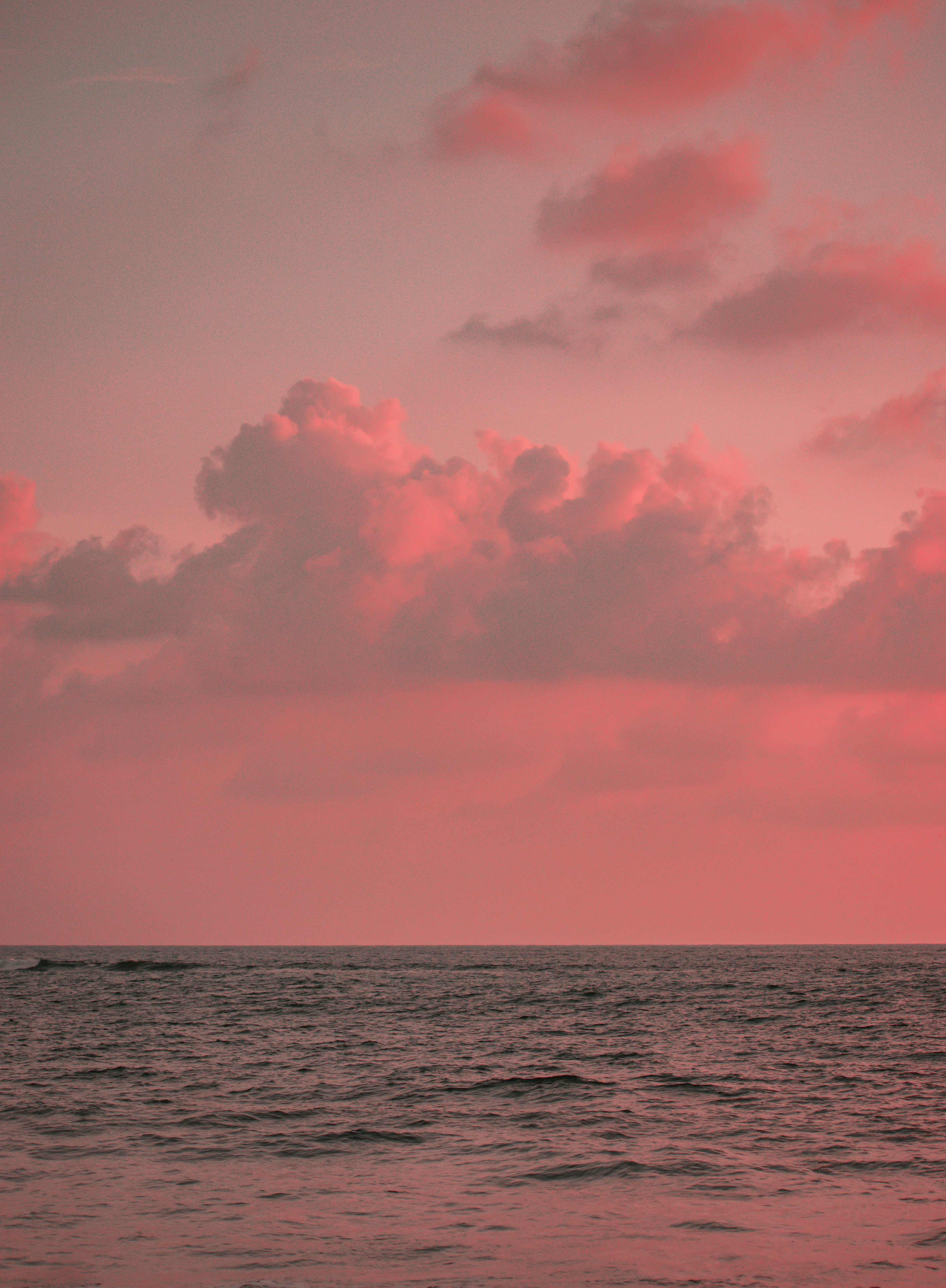 un grand plan d’eau sous un ciel nuageux