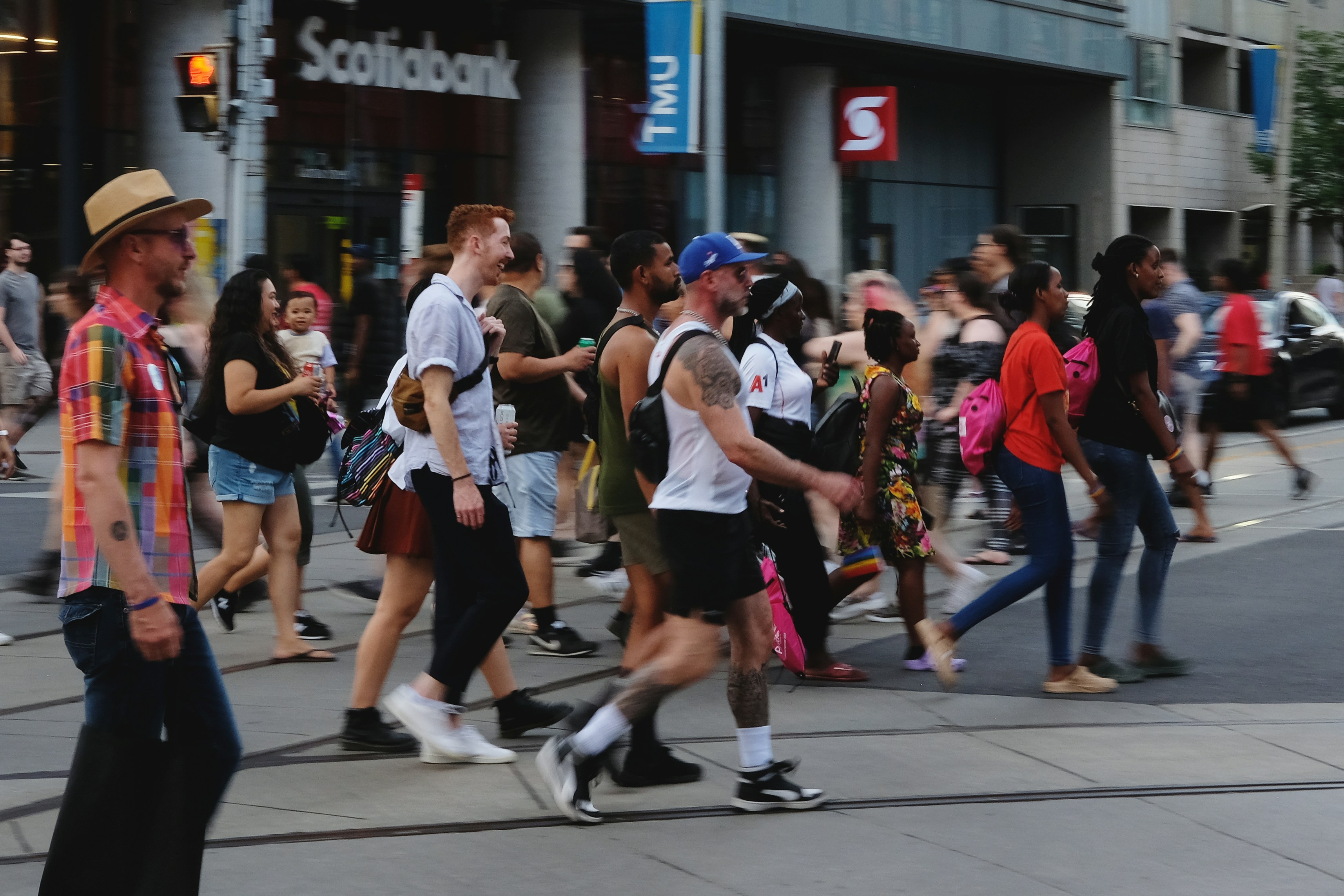 Una multitud de personas caminando por una calle