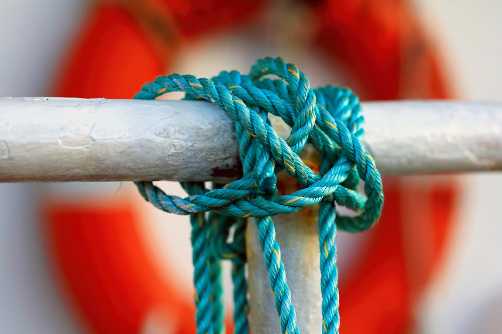 um close up de uma corda presa a um poste de metal